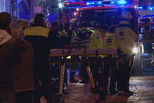 Elétrico capota na Lapa em Lisboa	