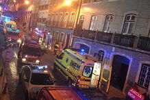 Elétrico capota na Lapa em Lisboa	