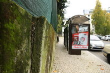 Muro sustenta a terra de um espaço utilizado pelo Departamento de Higiene Urbana da Câmara de Lisboa, em Benfica 