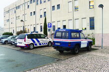 Carro-patrulha e viatura do Trânsito na PSP de Oliveira do Douro