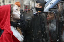 Coletes amarelos protestam despidas à imagem do busto de França