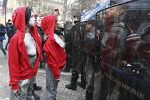Coletes amarelos protestam despidas à imagem do busto de França