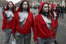 Coletes amarelos protestam despidas à imagem do busto de França
