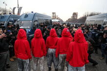 Coletes amarelos protestam despidas à imagem do busto de França