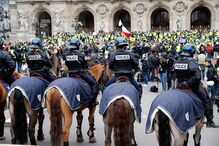 Coletes amarelos voltam às ruas
