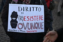 Migrantes lutam contra o que consideram uma política mais restritiva no acolhimento de imigrantes