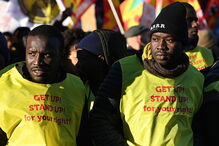 Migrantes lutam contra o que consideram uma política mais restritiva no acolhimento de imigrantes