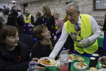 Marcelo Rebelo de Sousa janta com os sem-abrigo no Porto