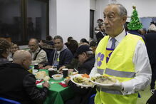 Marcelo Rebelo de Sousa janta com os sem-abrigo no Porto
