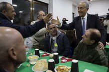 Marcelo Rebelo de Sousa janta com os sem-abrigo no Porto