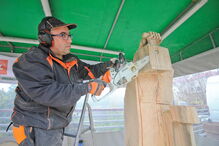 Nelson Ramos de 44 anos aceitou o desafio do presidente da Câmara Municipal de Monchique e está a esculpir até domingo dia 17, um presépio de madeira em tamanho real com moto-serras no largo de Monchique