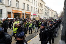 Polícia belga 'responde' com gás lacrimogéneo a manifestantes da 