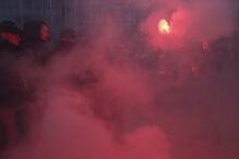  Polícia belga 'responde' com gás lacrimogéneo a manifestantes da 