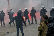  Polícia belga 'responde' com gás lacrimogéneo a manifestantes da 