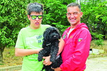 Rui Marques (esq.) recebeu o cão do alegado treinador em junho, depois da família pagar 5 mil euros 