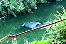 Carro ficou praticamente submerso 