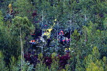 Helicóptero ficou totalmente destruído após o embate com uma antena de rádio no topo da serra de Santa Justa, no concelho de Valongo