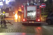 Carro incendeia-se junto a jardim em Marco de Canaveses