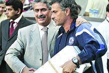 Vieira e Mourinho. Presidente do Benfica oferece uma prenda a Mourinho, então no chelsea, quando este foi à Luz disputar e ganhar (1-0) a Taça Samsung de 2005/06. 