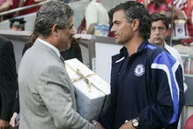 Vieira e Mourinho. Presidente do Benfica oferece uma prenda a Mourinho, então no chelsea, quando este foi à Luz disputar e ganhar (1-0) a Taça Samsung de 2005/06. 