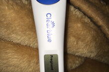 Kyle Gordy partilha fotografias dos testes de gravidez no Facebook