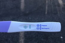 Kyle Gordy partilha fotografias dos testes de gravidez no Facebook