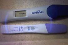 Kyle Gordy partilha fotografias dos testes de gravidez no Facebook