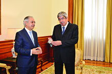 Presidente do Tribunal de Contas, Vítor Caldeira, entrega parecer da Conta Geral do Estado 2017 a Ferro Rodrigues (à direita) 