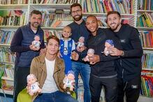 Sérgio Conceição e jogadores do FC Porto visitaram a ala pediátrica do Hospital de São João