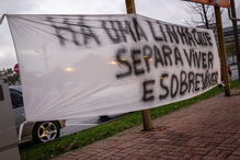 Coletes amarelos afixam cartazes em Viseu