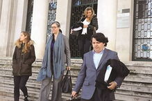 Sara Sousa (ao centro) à saída do Tribunal de Leiria