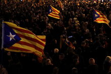 Manifestantes pró independência voltaram a sair à rua em Barcelona