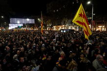 Manifestantes pró independência voltaram a sair à rua em Barcelona