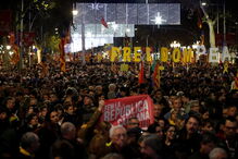 Manifestantes pró independência voltaram a sair à rua em Barcelona