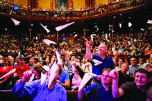 Um momento sempre aguardado em todas as cerimónias de entrega dos Ig Nobel na Universidade de Harvard: quando a assistência atira aviões de papel para o palco 