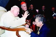 Ao papa João Paulo II pediu, no Vaticano, que rezasse pelas vítimas de pedofilia da casa pia 