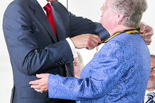 Cavaco Silva condecorou Catalina pestana no dia 10 de junho de 2007  