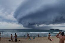 Nuvem assusta turistas em praia do Brasil