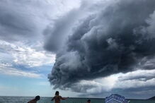 Nuvem assusta turistas em praia do Brasil