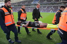 Gelson saiu do jogo de maca