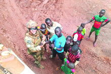 Militares mantêm contacto próximo com as populações, sobretudo com os mais novos 