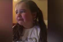 Menina chora quando mãe lhe diz que não têm onde passar Natal