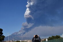 Vulcão Etna entra em erupção e obriga a encerrar Aeroporto de Catânia