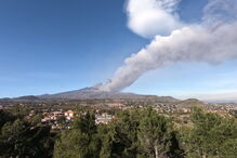 Vulcão Etna entra em erupção e obriga a encerrar Aeroporto de Catânia