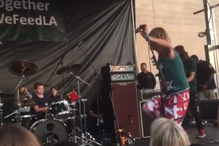 Filho de baterista dos Foo Fighters sobe ao palco com Dave Grohl para tocar Rolling Stones