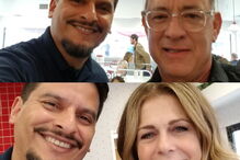 Tom Hanks tira selfies com fãs e oferece-lhes prenda de Natal antecipada