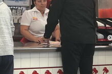 Tom Hanks tira selfies com fãs e oferece-lhes prenda de Natal antecipada