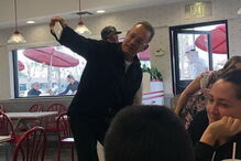 Tom Hanks tira selfies com fãs e oferece-lhes prenda de Natal antecipada