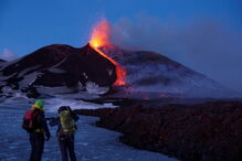  Vulcão Etna entra em erupção e obriga a encerrar Aeroporto de Catânia