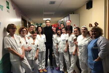 Cristiano Ronaldo e Gio aproveitaram para conhecer outras crianças do serviço de oncologia do Hospital Pediátrico Regina Margherita